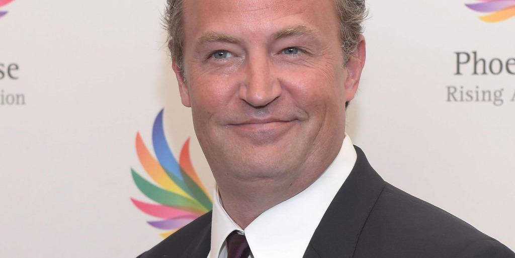 Jabb D Bbenetes R Szletek Der Ltek Ki Matthew Perry Hal L R L Egyhelyen