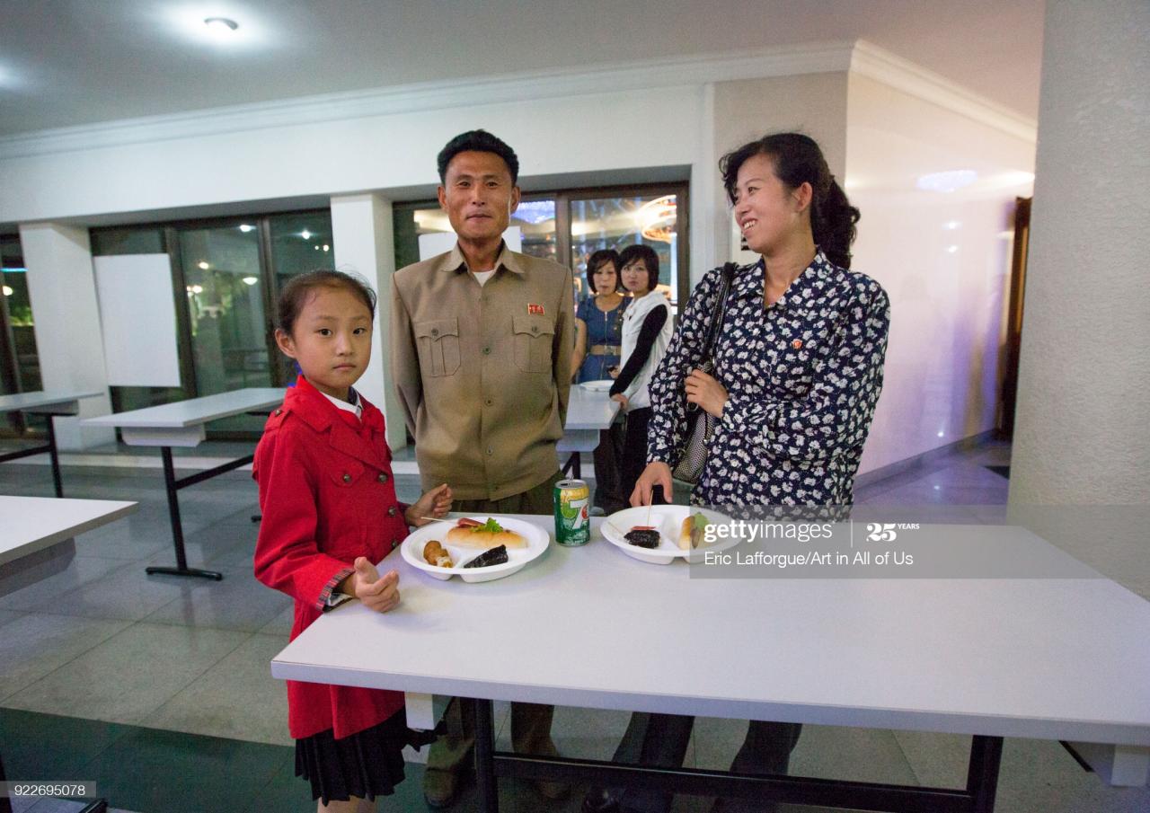 North Korean family in a fast food restaurant at Kaeson youth park, Pyongan Province, Pyongyang, North Korea... : News Photo