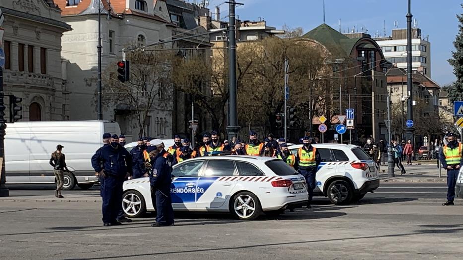 A Hősök Terén Tüntetnek A Korlátozások Ellen Gődényék – Komoly A