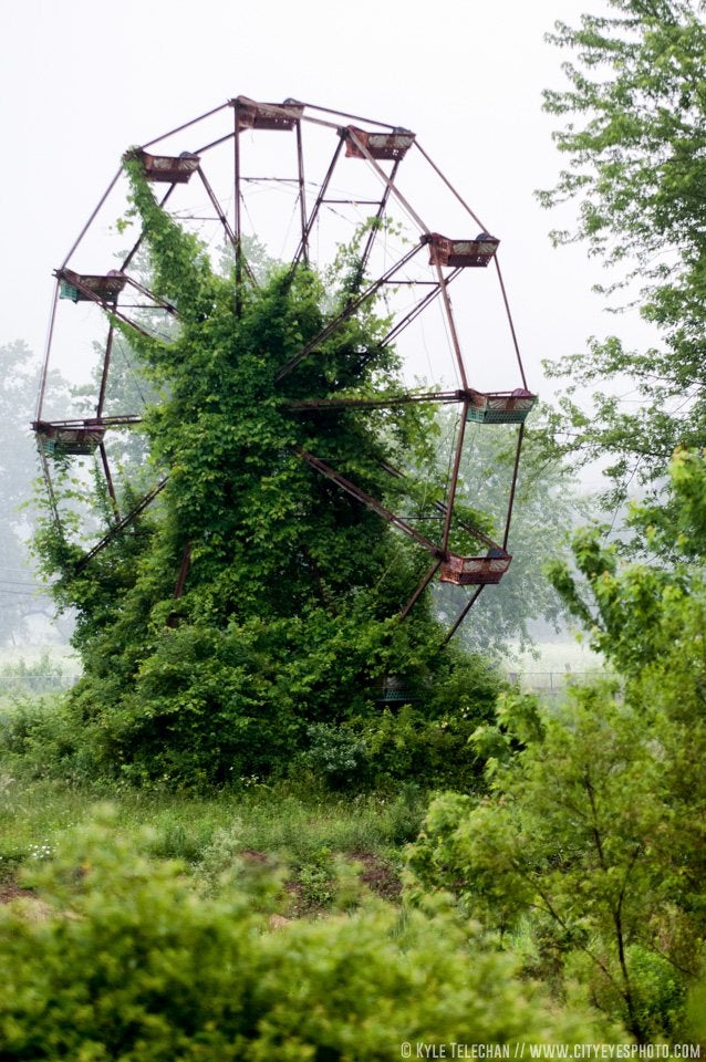 r/pics - An abandoned ferris wheel