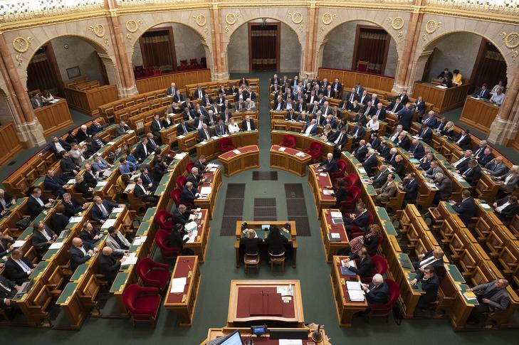 Az érdemi parlamenti vitát és a társadalmi egyeztetést is szereti elhagyni a kormány a jogalkotásban, és ennek az árát az állampolgárok fizetik meg. Fotó: Szigetváry Zsolt / MTI