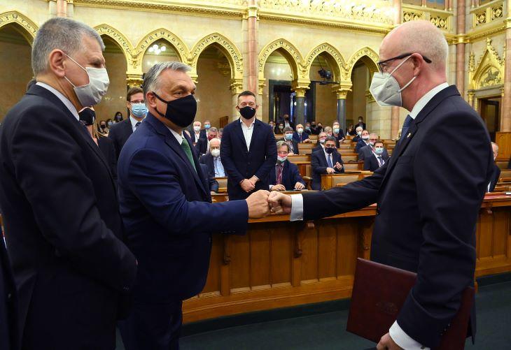 Orbán Viktor gratulál Varga Zs. Andrásnak, a Kúria elnökének 2020-as megválasztása után - a kormánypártok akár élete végéig is hivatalban tarthatják, hiába nem lenne már újraválasztható. Fotó: MTI