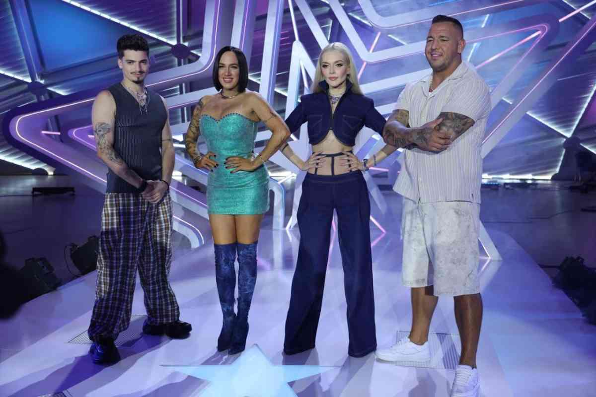 A tehetségkutatóban Marics Petivel, Tóth Gabival és Curtis-szel együtt döntenek a versenyzők sorsáról. 