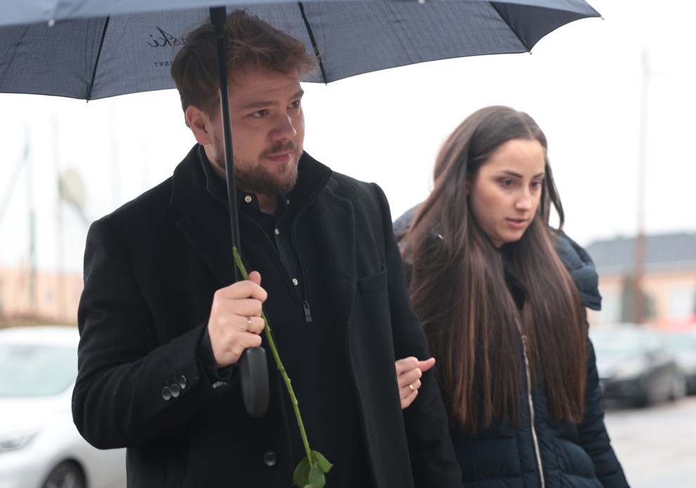 Palácsik Lilla és Visváder Tamás érkezik a temetésre - Visváder és Dudás Miki korábban a TV2 Farm VIP című műsorában szerepeltek együtt és lettek barátok / Fotó: Czerkl Gábor