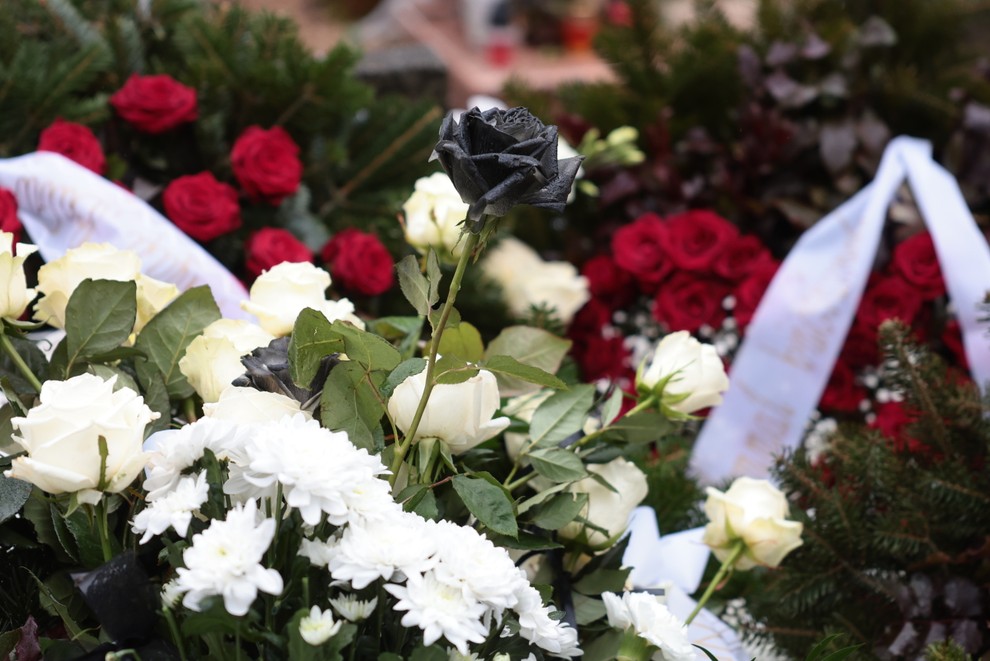 Rengeteg virág borítja a sírt / Fotó: Czerkl Gábor