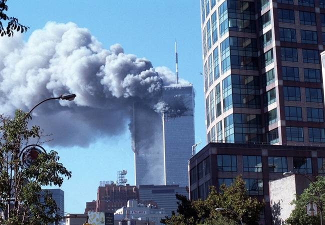 &nbsp; Ezen a felvételen a WTC-7 épülete részben eltakarja az ikertornyokat.&nbsp;&nbsp;
