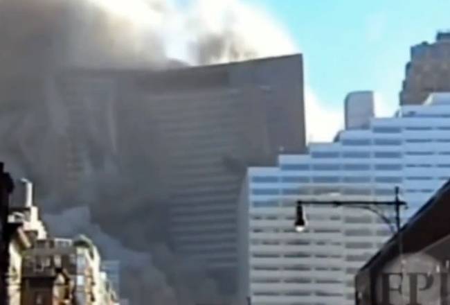 &nbsp; A WTC 7-es tornyának összeomlása (videófelvételből származó képkocka).&nbsp;&nbsp;