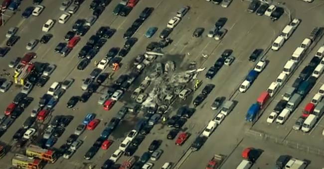 &nbsp; A repülőgép, amelyen bin Láden rokonai utaztak, egy használtautó-kereskedés parkolójába zuhant; a pilóta és a három utas életét vesztette.&nbsp;&nbsp;