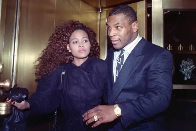 Mit csinált Mike Tyson, amikor rajtakapta a feleségét Brad Pitt-tel?