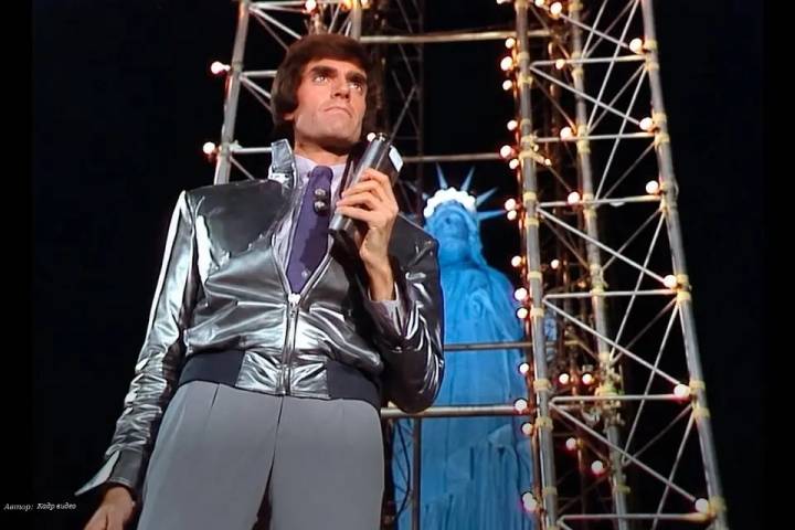 Copperfield egyik leglátványosabb mutatványa: a Szabadság-szobor eltüntetése. Képkocka az eredeti felvételből.